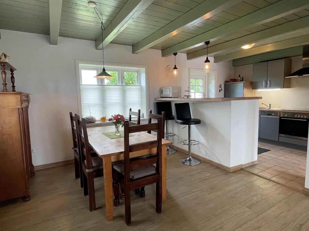 Das Puppenhaus, Reetdach, Sauna, Kamin, Eingezaeunt, Badewanne, Haustiere Willkommen Emmelsbull-Horsbull Luaran gambar