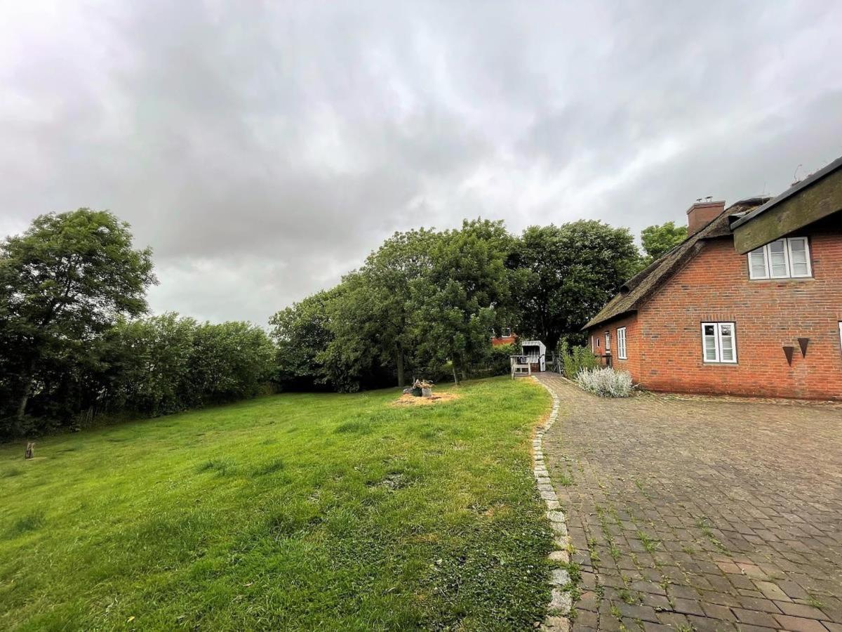 Das Puppenhaus, Reetdach, Sauna, Kamin, Eingezaeunt, Badewanne, Haustiere Willkommen Emmelsbull-Horsbull Luaran gambar